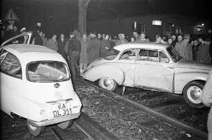 Verkehrsunfall auf der Kaiserallee zwischen einem PKW und Kleinwagen "Isetta".