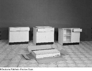 Anbauküche ratiomat 80/8/E : Anbauküche "ratiomat 80/8/E" (1979; VEB Küchenmöbel "ratiomat" Eppendorf). Vier Einzelteile