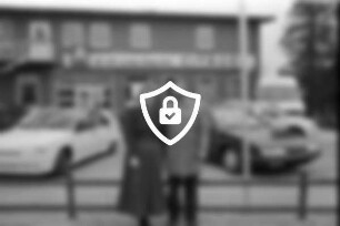 Autohaus von Hacht: Achtern Diek: Inhaber Karl-Heinz von Hacht und [Name maskiert] Hacht auf Firmengelände, Pkws, Lieferwagen: hinten Firmengebäude, Firmenschild