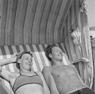 Elisabeth Gremmler sitzt mit einem Mann im Strandkorb und sonnen sich