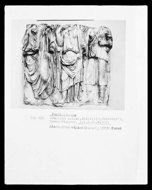 Relieffragment mit stehenden Figuren