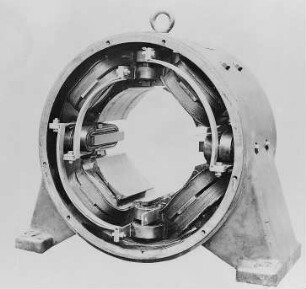 Magnetgehäuse eines Gleichstrom-Turbogenerators, 200 Kilowatt : Technikgeschichte | Industrie und Technik | Elektrische Krafterzeugung und Verteilung