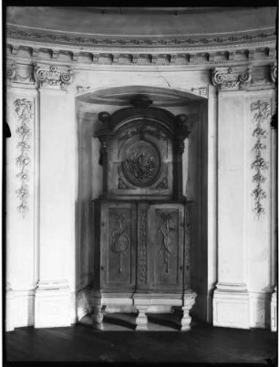 Sankt Blasien Benediktinerkloster - Kolleg Westflügel Mittelpavillion Obergeschoss Detailaufnahme des Vorraum des Speise- und Musiksaals - schmiedereisener Ofen