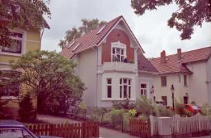 Bismarckallee (18): Stadtvilla: Straßenfront mit Quergiebel, Auslucht und Altan