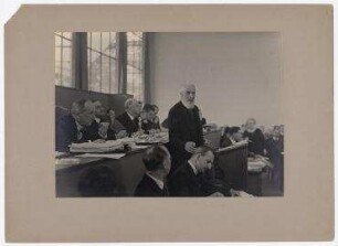 Der ungarische Staatsmann und Abgeordnete Albert Graf Apponyi während seiner Rede vor der Genfer Abrüstungskonferenz. von links: Edvard Beneš, Nikolaos Politis, James Eric Drummond