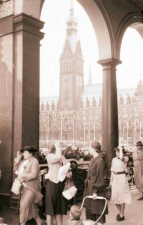 Hamburg: Blick durch Arkaden auf Rathaus