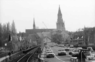Konstanz: aus dem Zug; Rheinbrücke mit Gleis, Straße und Münster