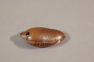 Flöte aus einer Fruchstschale (Spielzeug)