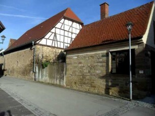Stadtbild-Kelter (Meierhof) - Ansicht von Westen auf Außenmauer (Weinstraße) nach Nordwesten