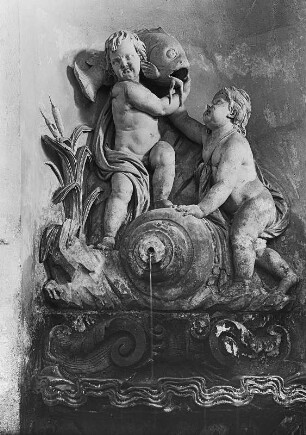 Gottfried Knöffler (1715-1779): Wandbrunnen, Sandstein, Höhe 3 m., um 1766/75. Detail: Puttengruppe mit Delphin. Neschwitz, Neues Schloss