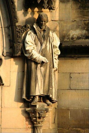 Statue rechte Seite im Portal der Margarethenkirche