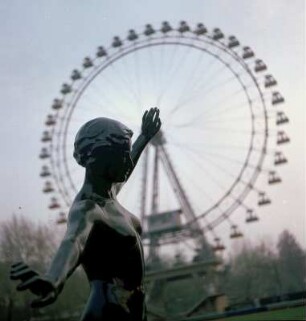 Bronze eines balancierenden Frauenaktes vor dem Riesenrad im Gorki-Park