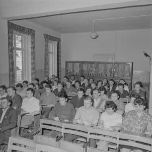 Bautzen Fachschule für Landwirtschaft : Bautzen. Fachschule für Landwirtschaft, Erich-Pfaff-Straße. Blick in einen Raum mit Studierenden während einer Vorlesung
