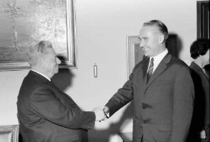 Freiburg: Regierungspräsidium Südbaden; Schreibtischübergabe, Regierungspräsident Dichtel an Regierungspräsident Person
