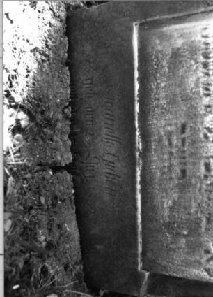 Grabstein 70 (Index: 99796113) Maße HxBxT: 86x56x8 cm Besonderheit: Kindergrab: Grabstein 70A (Detailaufnahme)