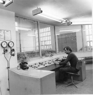 Ottendorf-Okrilla. VEB Betonwerke Dresden, Betriebsteil Ottendorf-Okrilla. Steuerzentrale. Mitarbeiter am Schaltpult