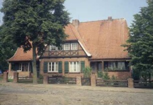 ehemaliges Gut Trenthorst-Wulmenau: Trenthorst 17: traufständiges Doppelwohnhaus: Straßenfront, mit Eingangsveranden, Mittelrisalit, Fachwerk an Giebel