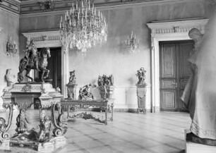 Marmorsaal : Dresden, Residenzschloss, Georgenbau, Marmorsaal, Ansicht während der Ausstellung mit Skulpturen, u.a. Reiterstandbild August des Starken und Heiliger Augustinus von Balthasar Permoser