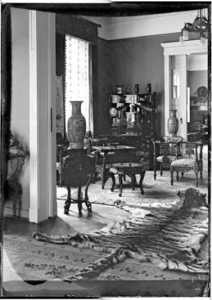 Wohnung der Familie Knochenhauer, Blick aus einem Salon durch die Schiebetür in ein Nachbarzimmer : Kattowitz, Friedensstraße 2. Wohnung der Familie Knochenhauer, Blick aus einem Salon durch die Schiebetür in ein Nachbarzimmer
