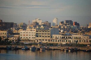 Tripolis - Hafen und Stadt : Im Hafen von Tripolis, Libyen, herrscht wenig Betrieb, hinten das Stadtzentrum, aufgenommen 2006