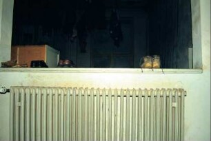 Flussspatgrube: Heizkörper und Fenster mit Schuhen