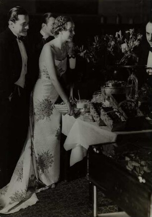 Abendkleid aus weißem Cloqué mit hellblauen großen Blumen