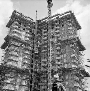 Sachsenwald-Hochhaus: Hinschendorf: Hamburger Straße: Rohbau mit Balkonen und Gerüst: davor Lastenaufzug und Baukran: vorn Mitte Bau-Praktikantin Evi Kälber