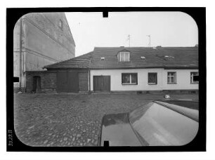 Kremmen, Kirchstraße 27. Wohnhaus mit Garagenanbau. Straßenfront (Teilansicht)
