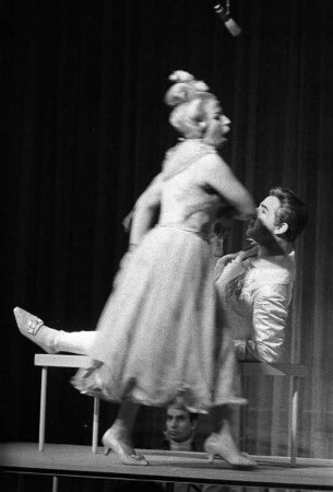 Szenenbilder aus "Leonce und Lena", Kammeroper von Kurt Schwaen nach dem Lustspiel von Georg Büchner. Staatsoper Berlin im Apollo-Saal, Uraufführung 15.10.1961