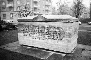 Verunstaltung des Denkmals für die Gefallenen der 35. Infanterie-Division am Haydn-Platz.