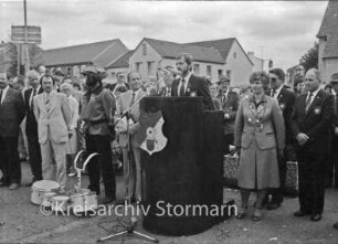 Volks- und Schützenfest: Marktplatz: Veranstalter Schützenverein Reinfeld und Umgebung von 1954 e.V.: 30-jähriges Jubiläum: Kreis-Königsproklamation durch den Kreisschützenverband Stormarn von 1912 e.V.: Kreisvorsitzender Rolf F. Peters am Rednerpult: dahinter Kreispräsident Hubert Priemel und Ehrengäste: dahinter Zuschauer und Wohnblocks: 2. September 1984