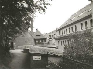 Berggießhübel, Badstraße (Sebastian-Kneipp-Straße) . Kureinrichtungen (um 1930). Gymnastik- und Massageabteilung (links) Kurbad (rechts Nummer 10) sowie Heizhaus (Mitte)
