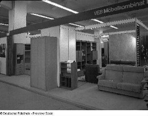 Ausstellungskojen mit Wohnzimmermöbeln des VEB Möbelkombinat Dessau