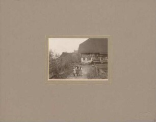 Schwarzwälder Kinder beim Spielen vor ihrem Bauernhaus