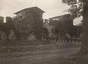 Bad Homburg. Kastell Saalburg. Porta decumana mit doppeltem Spitzgraben