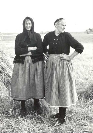 Frauen in der Tracht aus Neu Zauche : Kleidung - niedersorbische Tracht. Ort: Nowa Niwa / Neu Zauche. Zwei Frauen in der Zaucher Tracht bei der Gelegenheit des Reitens um den Stollen.