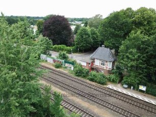 Bargteheide: Luftbild Richtung Süd-Westen: Stellwerk, davor Gleise