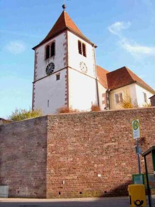 Ansicht von Südwesten mit Kirche über Kirchhofmauer (mit Substruktion Futtermauer) in erhöhter Lage am Ortsrand
