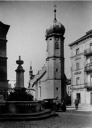 Bregenz/Bodensee (Österreich). Ansicht der, 1696-1699 im barocken Baustil errichteten, katholische Seekapelle. Im Vordergrund ein Brunnen