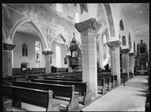 Konstanz Dreifaltigkeitskirche (Augustiner Kirche) Innenansicht durch die 5 Arkaden des südlichen Seitenschiffs