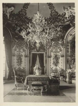 Oberbayern. Das Speisezimmer im, von 1878 bis 1886 im Stil des Neubarock erbauten Neuen Schloss Herrenchiemsee. Besonderheit: der Esstisch konnte mit einem Teil des Fußbodens um eine Etage abgesenkt und dort gedeckt werden.