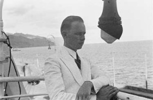 Reisefotos Mittelmeer. Der Bordfotograf Franz Grasser an Deck des Passagierschiffes "Milwaukee"