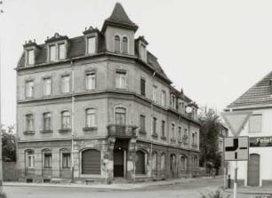 Radebeul, Altkötzschenbroda 28. Wohnhaus (1901) mit Laden