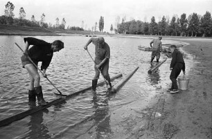 Reinigungsarbeiten im Rheinstrandbad Rappenwört am Ende der Badesaison.
