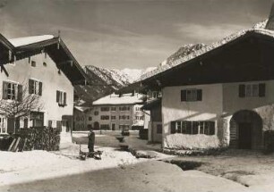 Oberbayern. Mittenwald im Winter. Verschneite Häuser