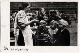 Schulspeisung in der Pankower Carl-von-Ossietzky-Schule