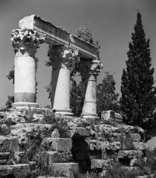 Korinth. Agora. Tempel E (500ante/395). Teilansicht mit wiederaufgerichteter Kolonnade