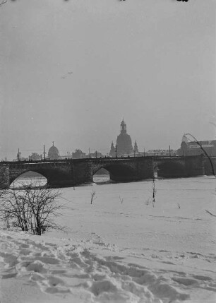 Dresden. Blick vom Neustädter Ufer über die Augustusbrücke auf die Altstadt. Winteraufnahme
