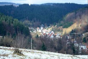 Ortsansicht: das Dorf liegt tief in einem Tal