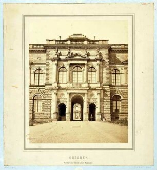 Mittelrisalit und Portal der Gemäldegalerie Alte Meister (Semperbau) in Dresden von Norden
